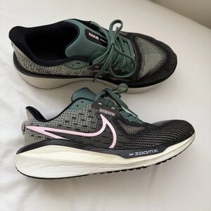 Nike Shoes Women Size 8.5 Black Sail Pink Foam Vomero Running Training Sneakers